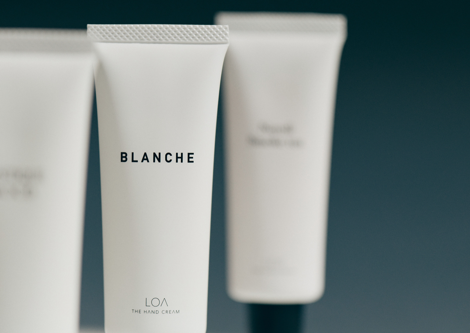 Jade Japan公式配布のBLANCHEのハンドクリーム写真。前景のチューブに香り名とTHE HAND CREAMの表記が見える同版画像。背景に写る別香調の容器を購入対象と混同しないようにします。