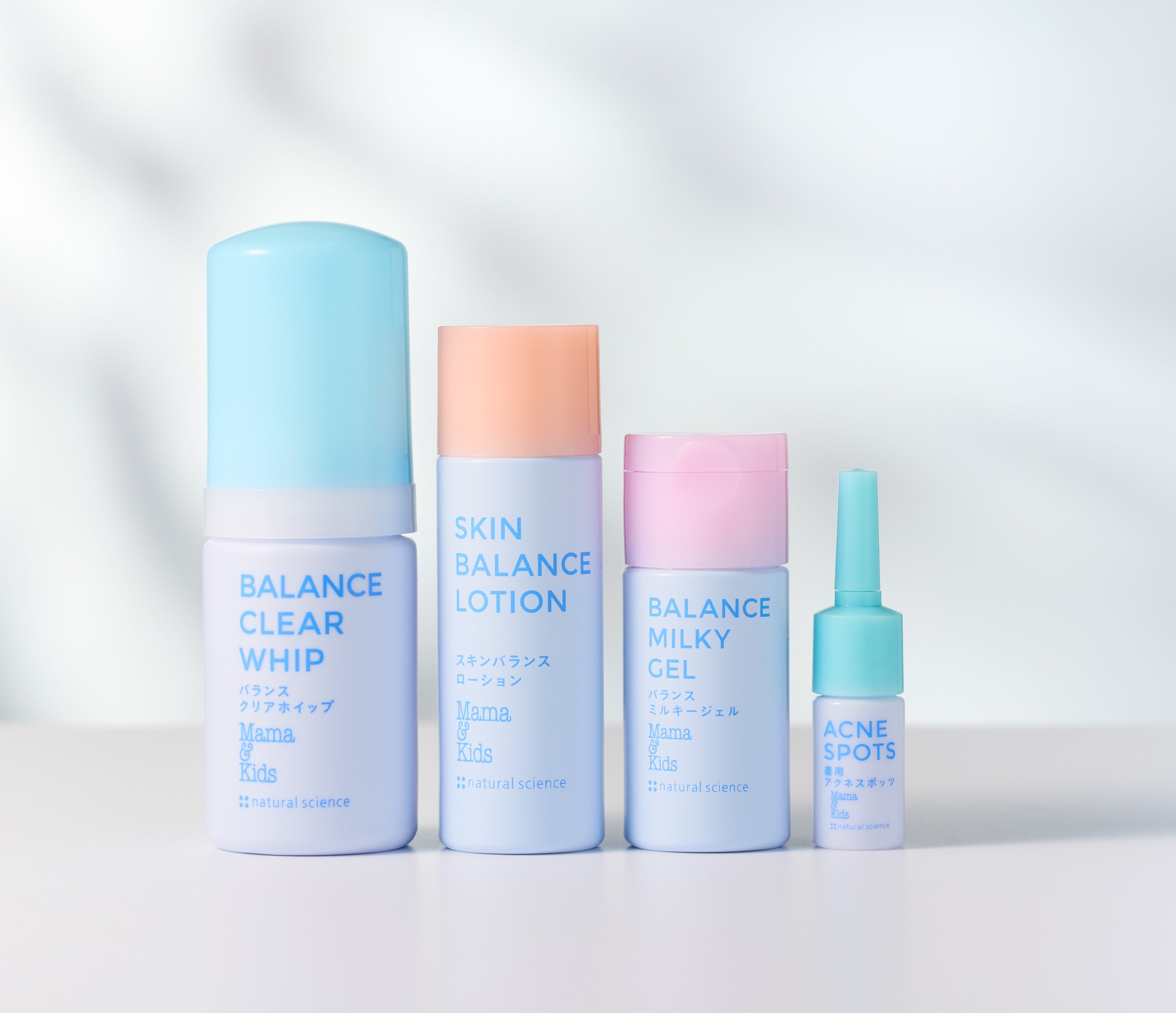 ナチュラルサイエンス公式の4品ミニ写真。左から洗顔30mL、化粧水30mL、ジェル乳液20mL、医薬部外品の薬用スポッツ3mL。セットの透明ポーチは写真に写っていません。通常サイズやベビーセットとは別商品です。